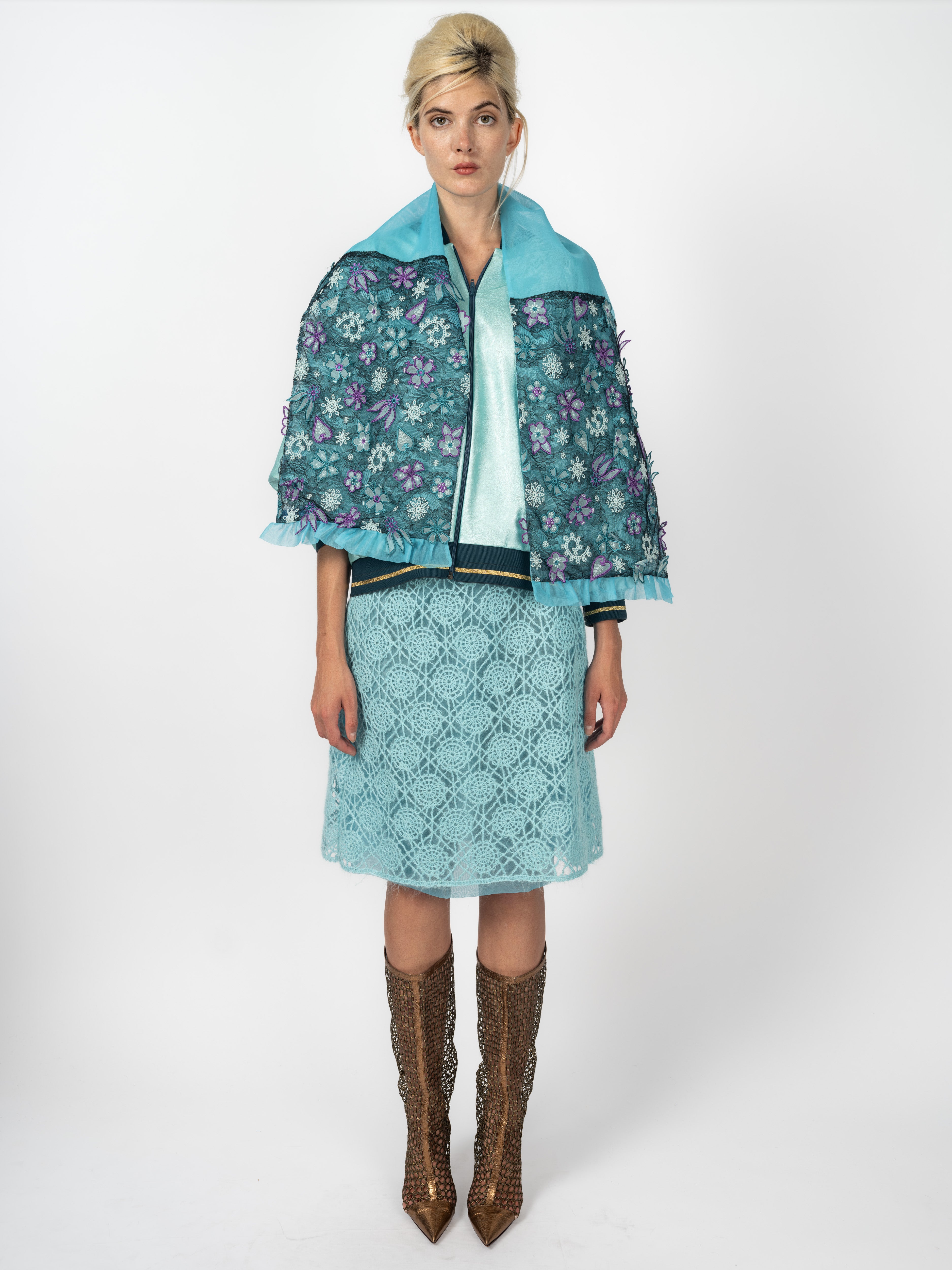 Cape Türkis mit feinster Stickerei über Bomberjacke Mint und Guipure-Rock von Maya Seyferth