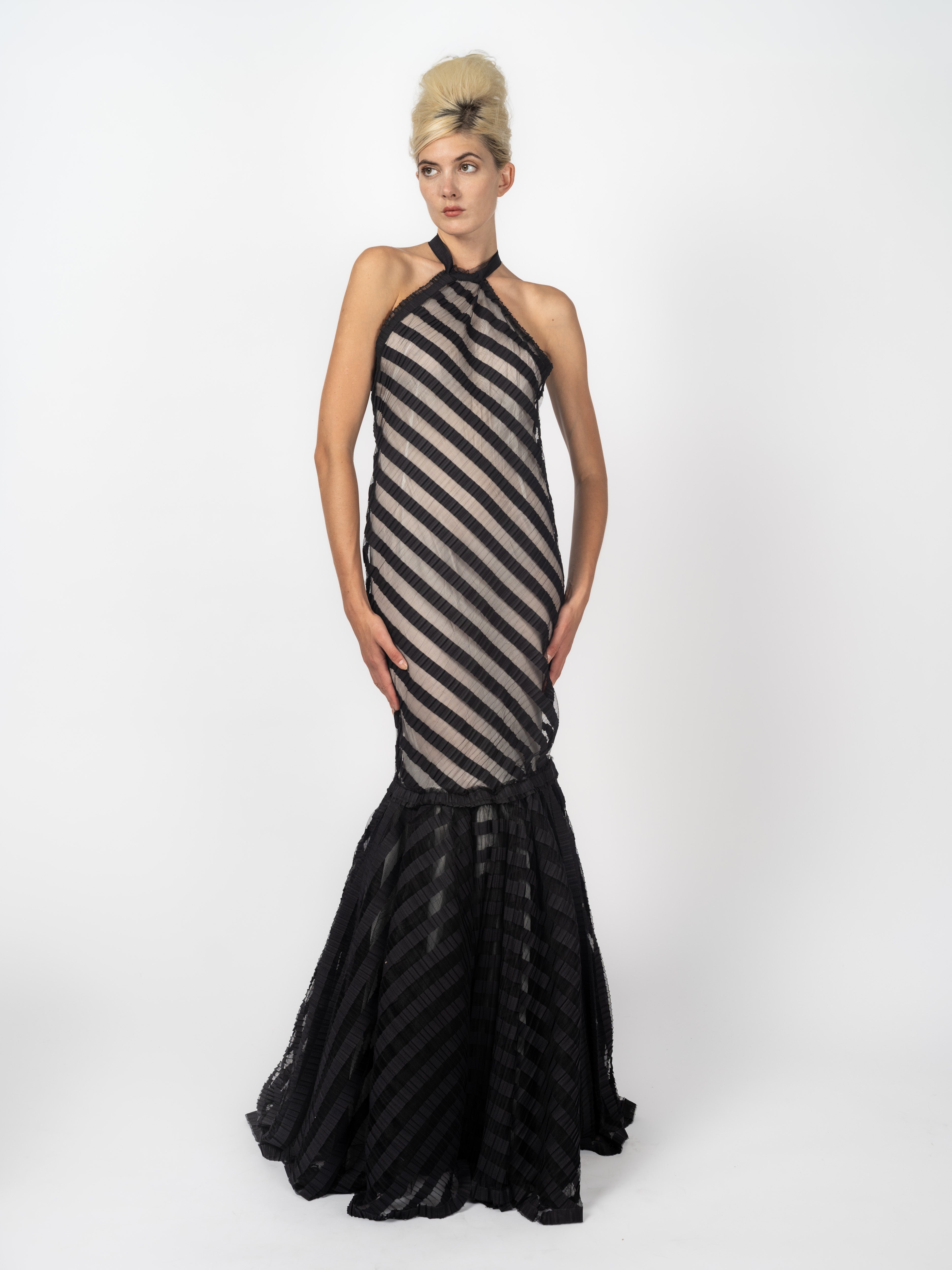 Bodenlanges Abendkleid in Schwarz mit Neckholder, diagonalen Plissee-Streifen auf transparentem Grund und Meerjungfrauen-Volant von Maya Seyferth – Vorderansicht
