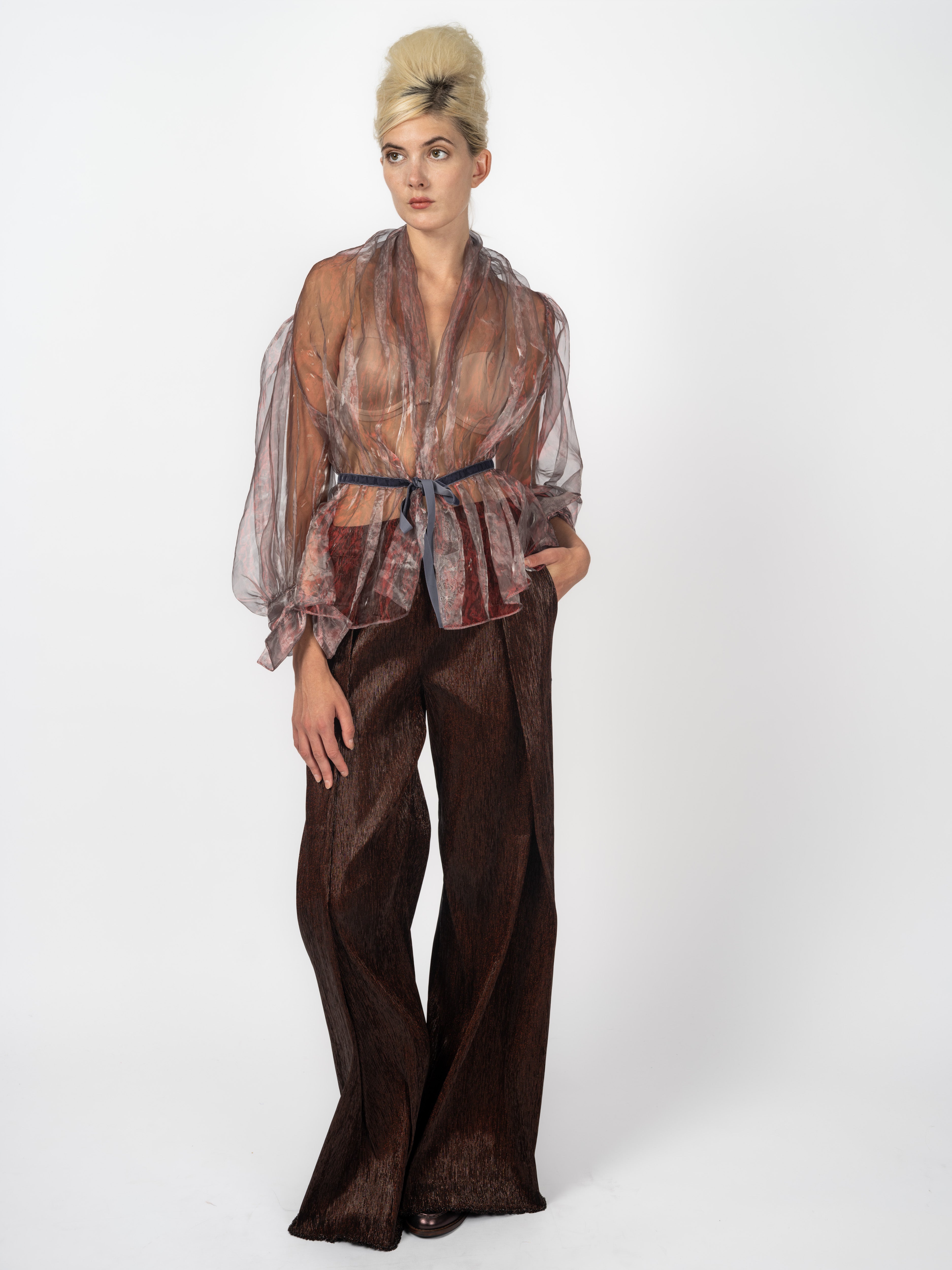 Bluse Altrosa aus transparentem Chiffon mit Hose Bronze aus Lurex – Vorderansicht
