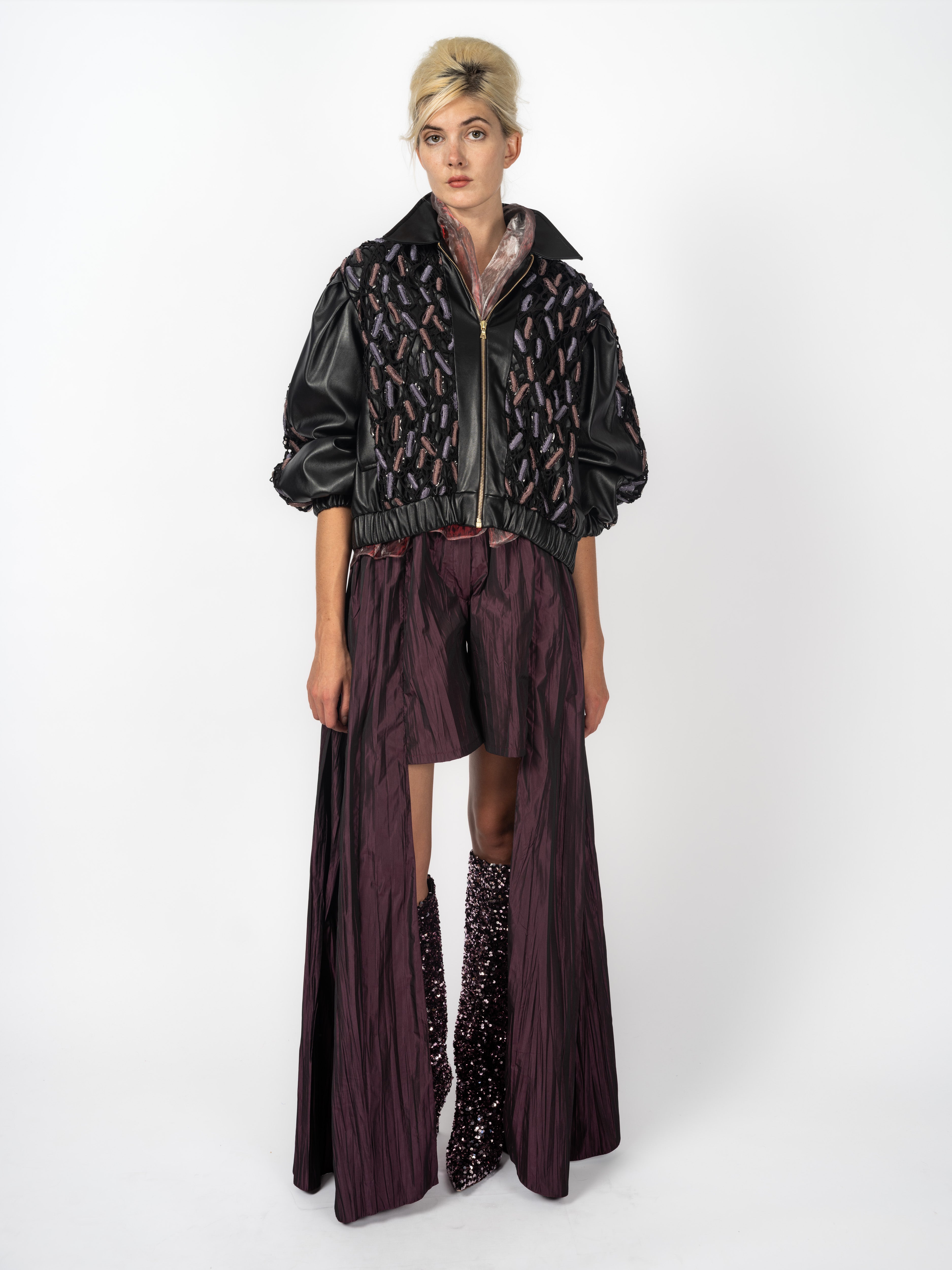 Bomberjacke Schwarz mit gestickten Applikationen und Hose Aubergine – Vorderansicht