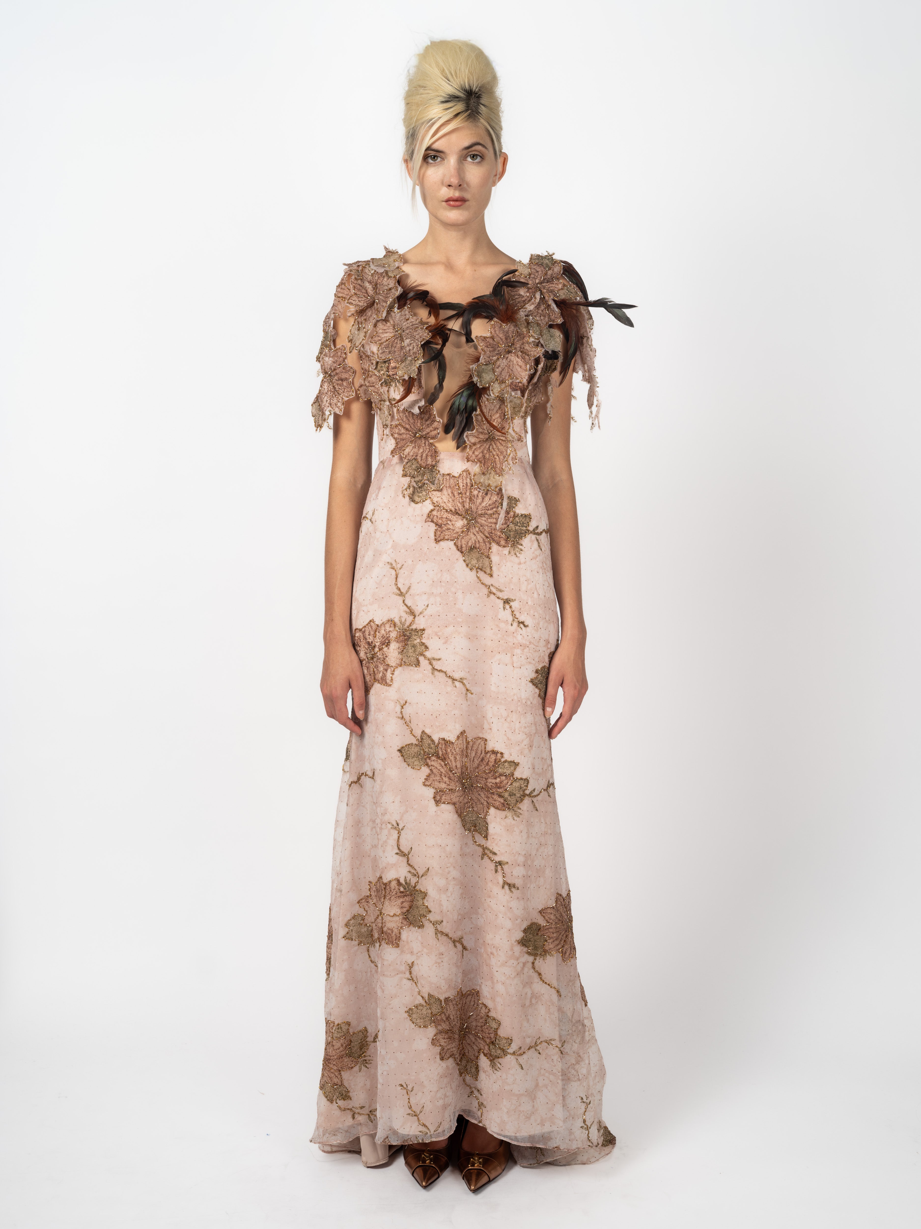 Bodenlanges Abendkleid in Rosé mit gestickten Blütenapplikationen und Federn am Dekolleté von Maya Seyferth