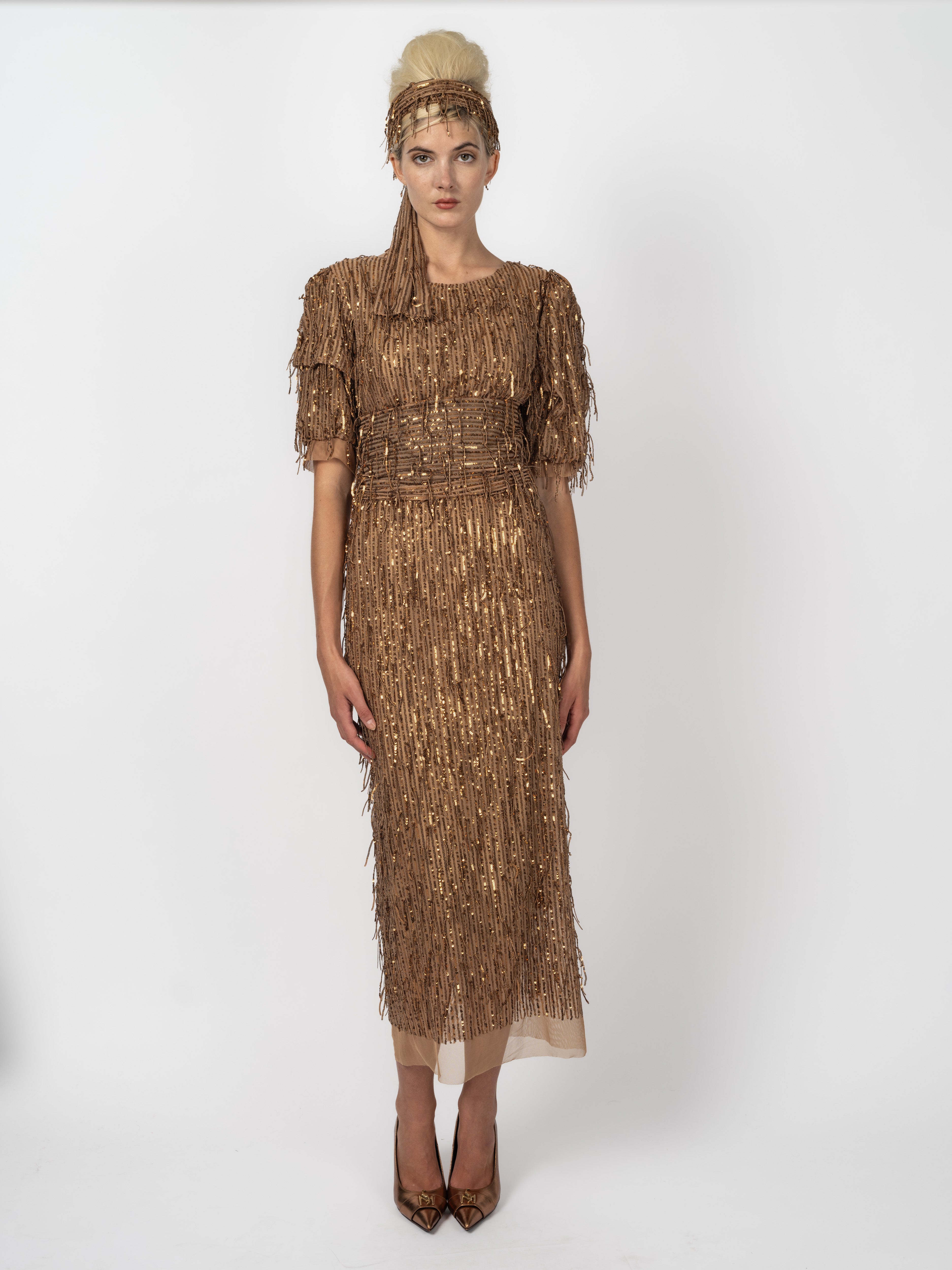 Couture-Kleid in Bronze mit Pailletten-Fransen, halblangen Ärmeln und Taillenband, dazu passendes Haarband, von Maya Seyferth