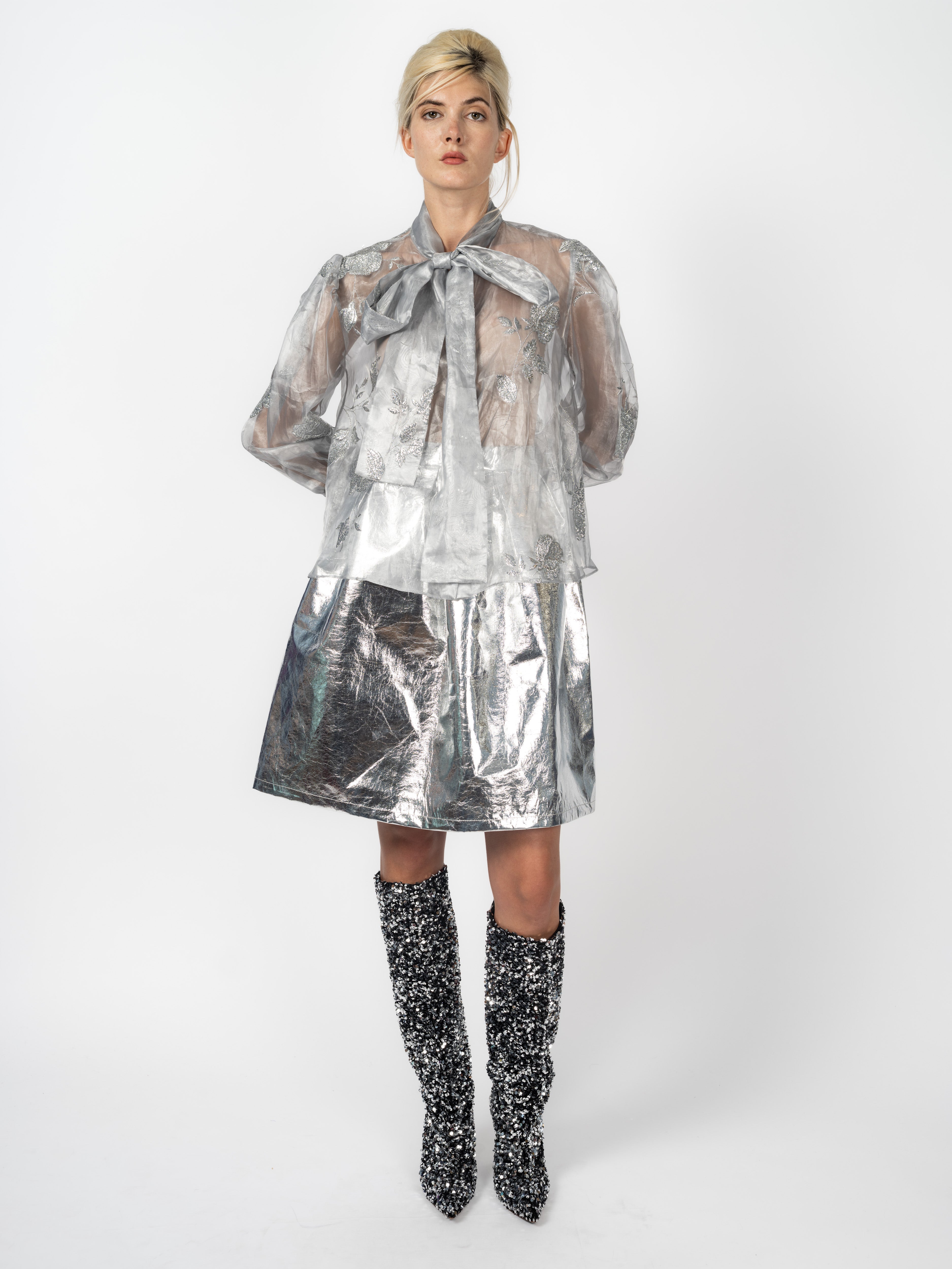 Schluppenbluse Silber mit Rosenstickerei und Rock Silber Metallic von Maya Seyferth, Gesamtlook