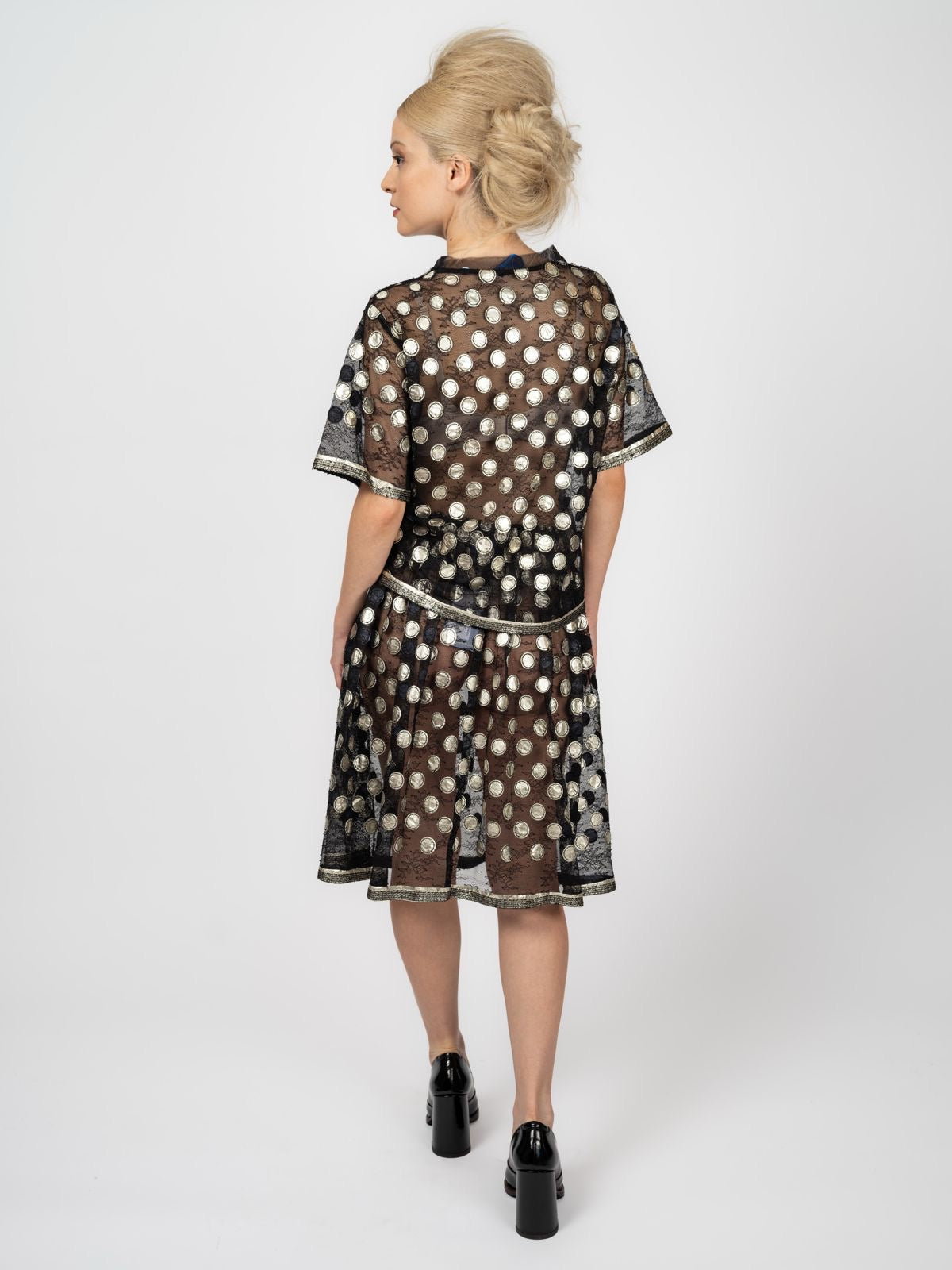 Set aus Top und Rock in schwarzem Tüll mit Gold-Metallic-Punkten und Goldborten von Maya Seyferth