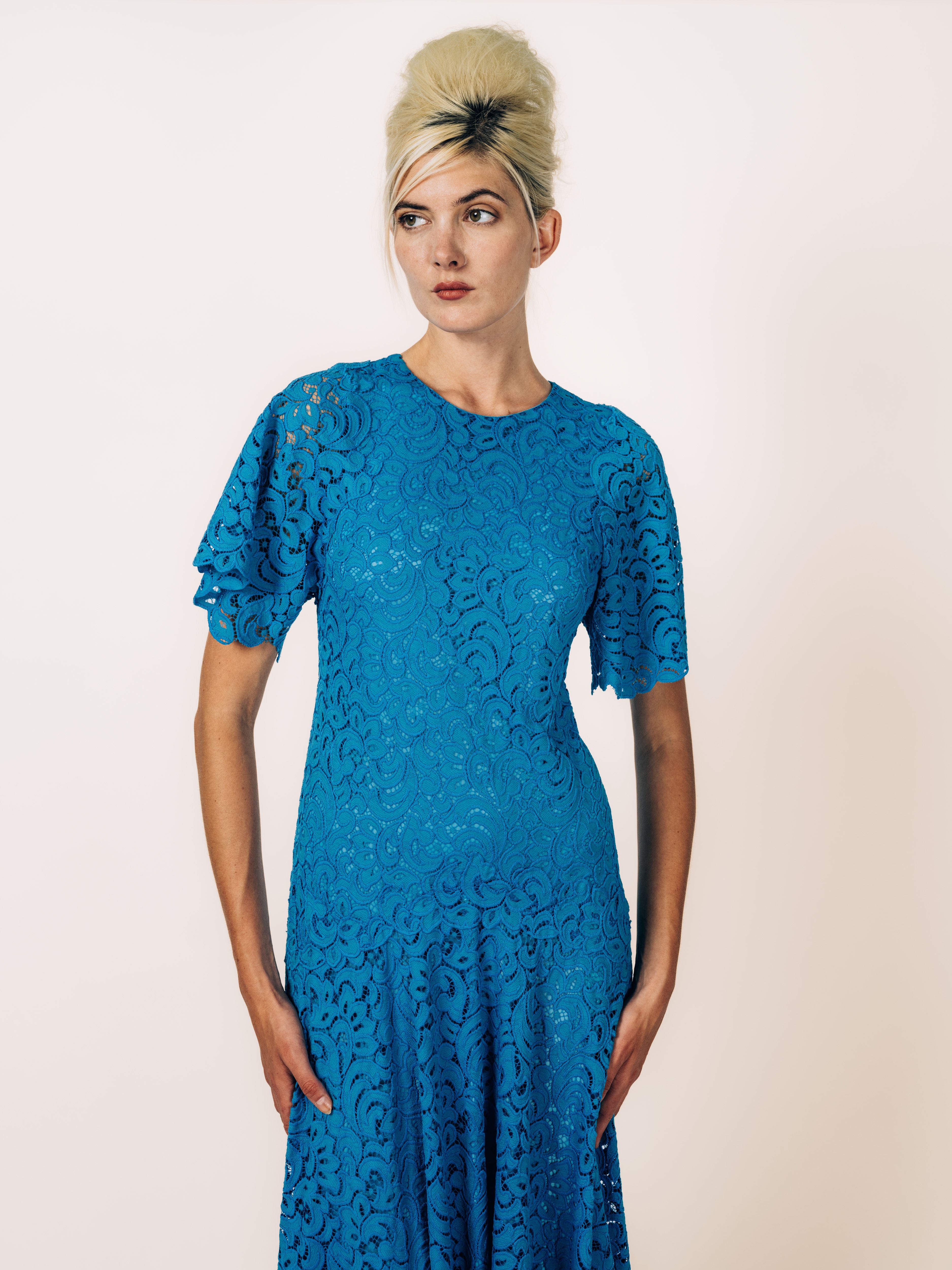 Bodenlanges Abendkleid aus azurblauer Spitze mit Flatterärmeln und Schleppe von Maya Seyferth