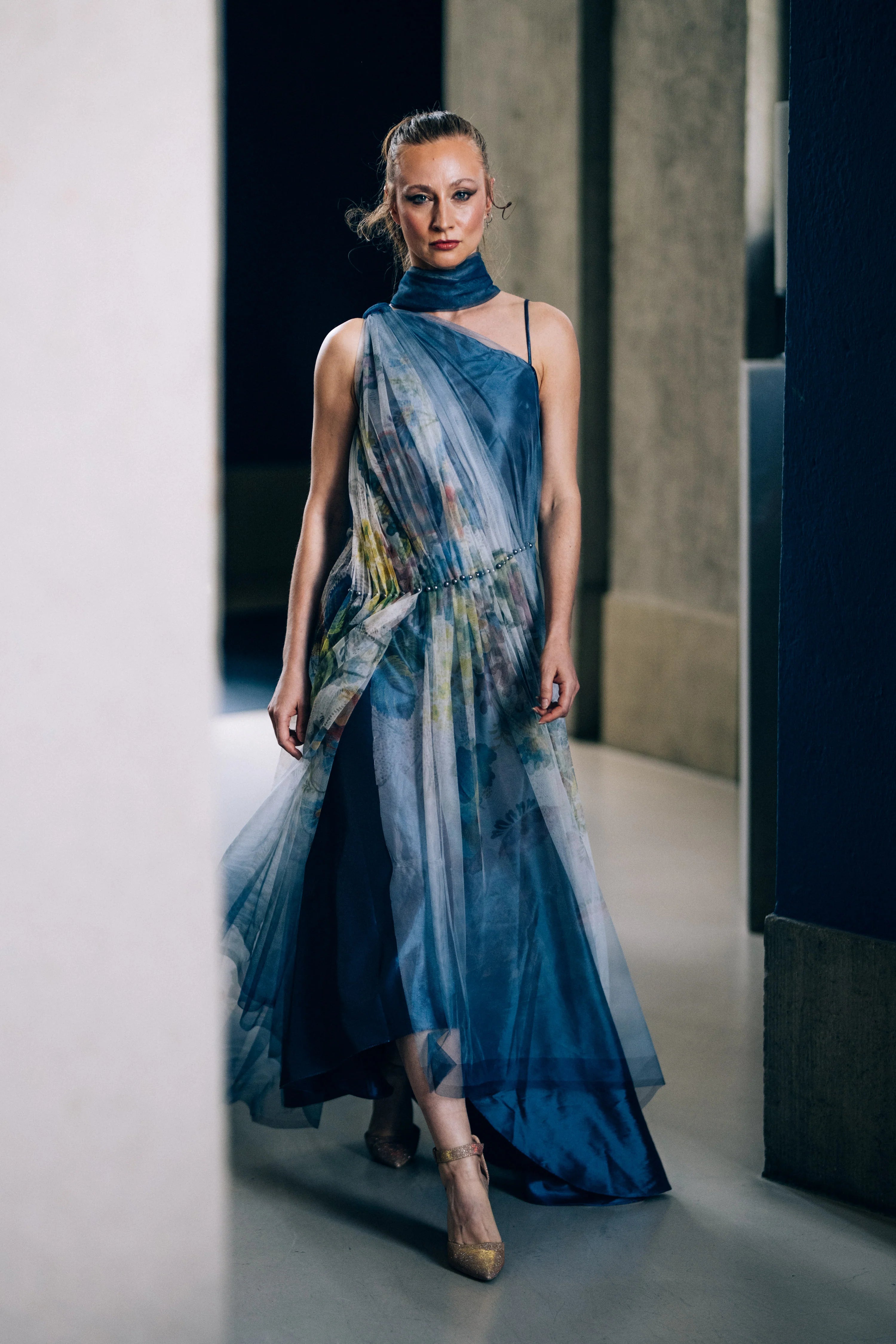 Maya Seyferth Abendkleid in Blau aus bedrucktem Tüll mit Aquarell-Blumenmuster, One-Shoulder