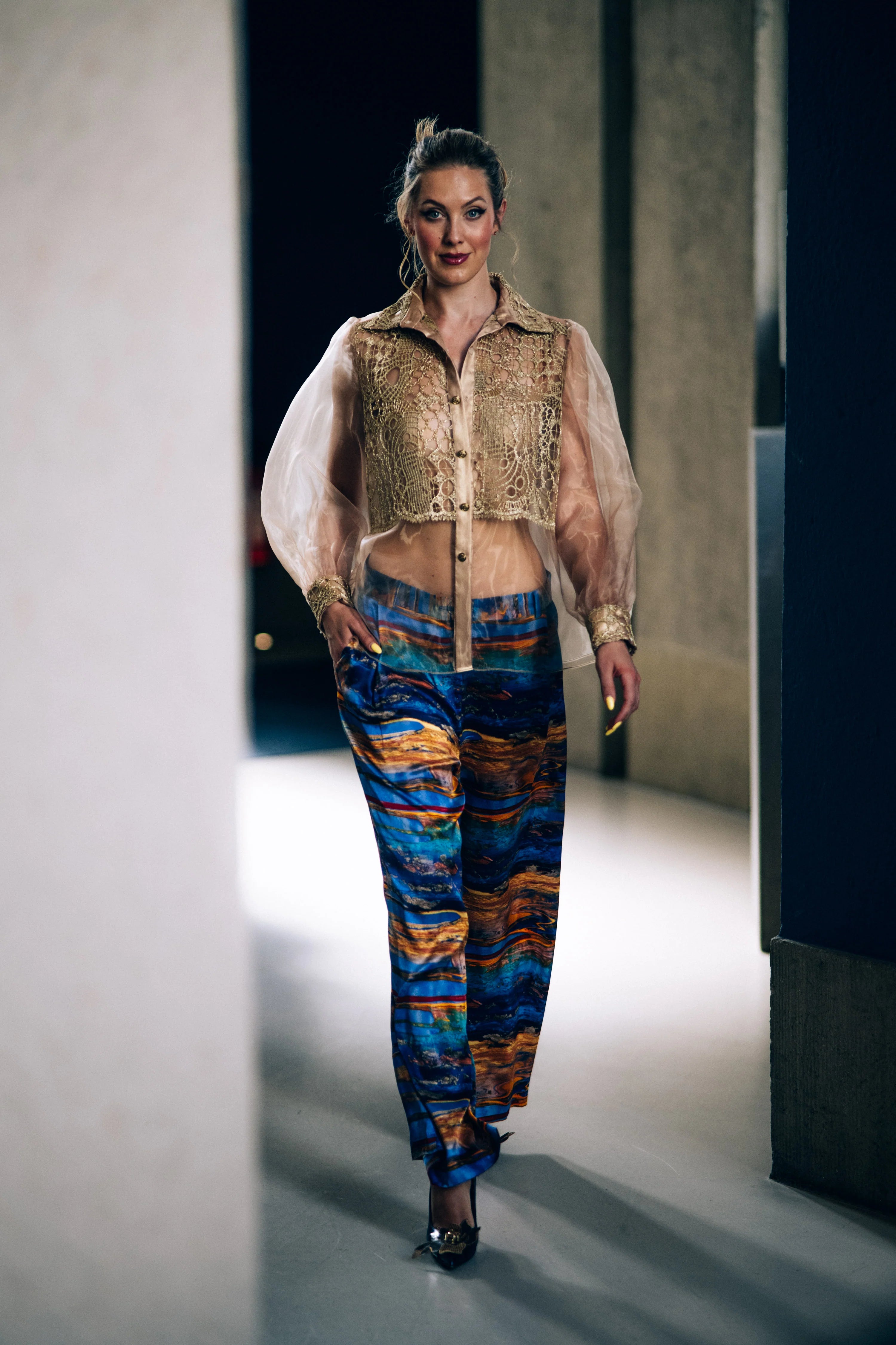 Maya Seyferth Hose aus italienischer Lurex-Seide mit künstlerischem Motiv in Blau und Gold