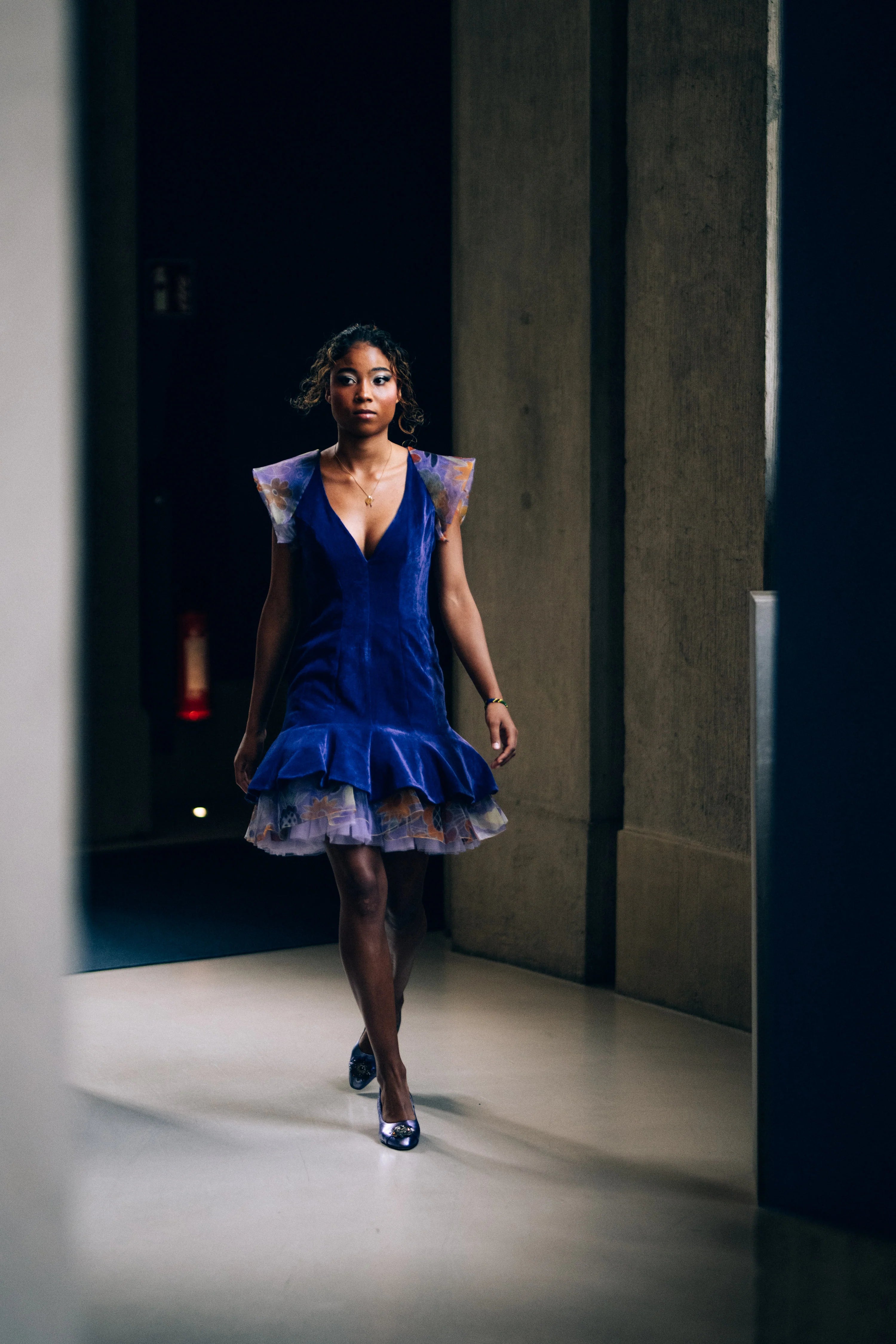 Maya Seyferth Minikleid in Blau aus Samt mit transparenten Flügelärmeln aus bedrucktem Tüll und Volantsaum