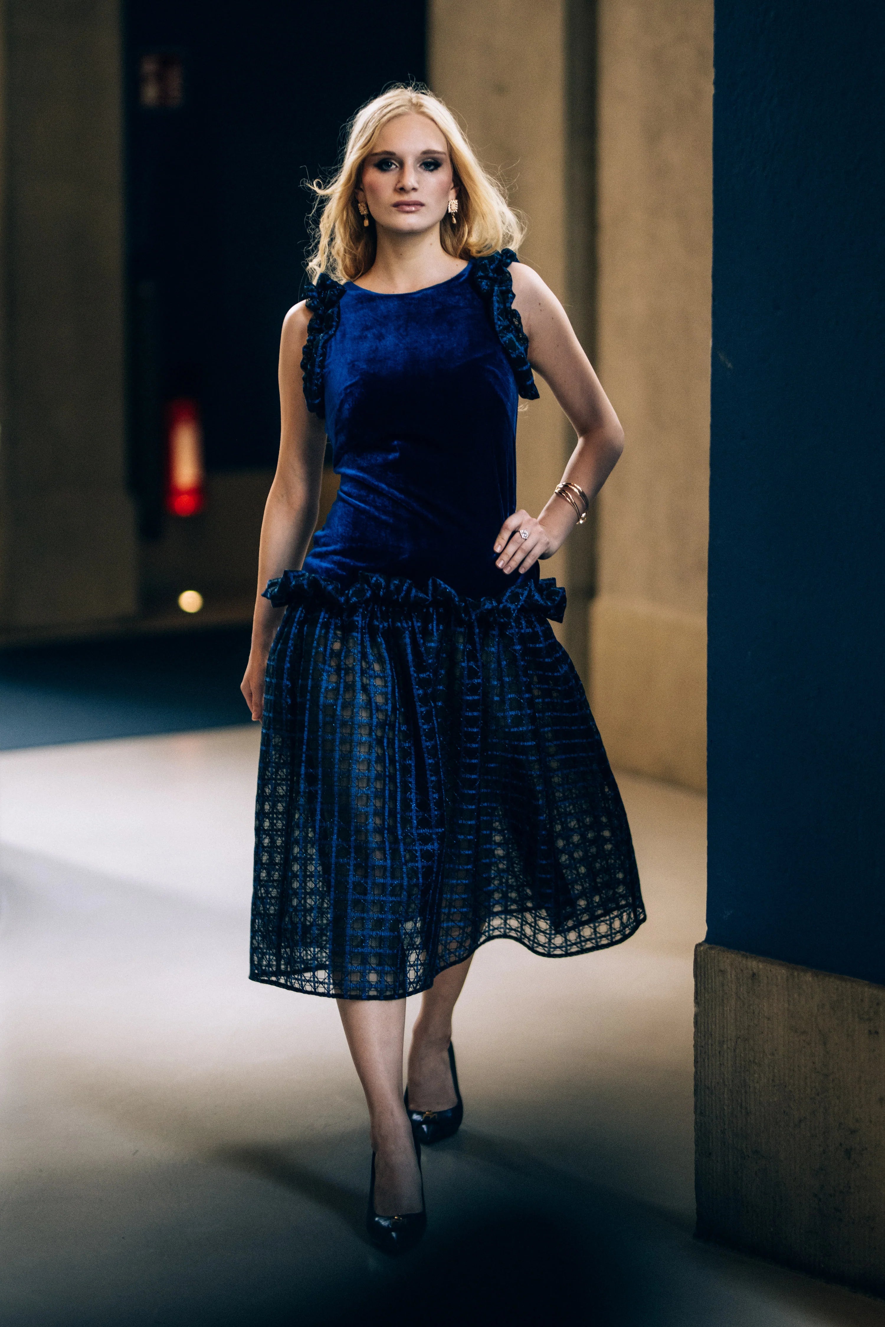 Maya Seyferth Kleid in Königsblau mit Samtoberteil und Rock aus bestickter Guipure-Spitze