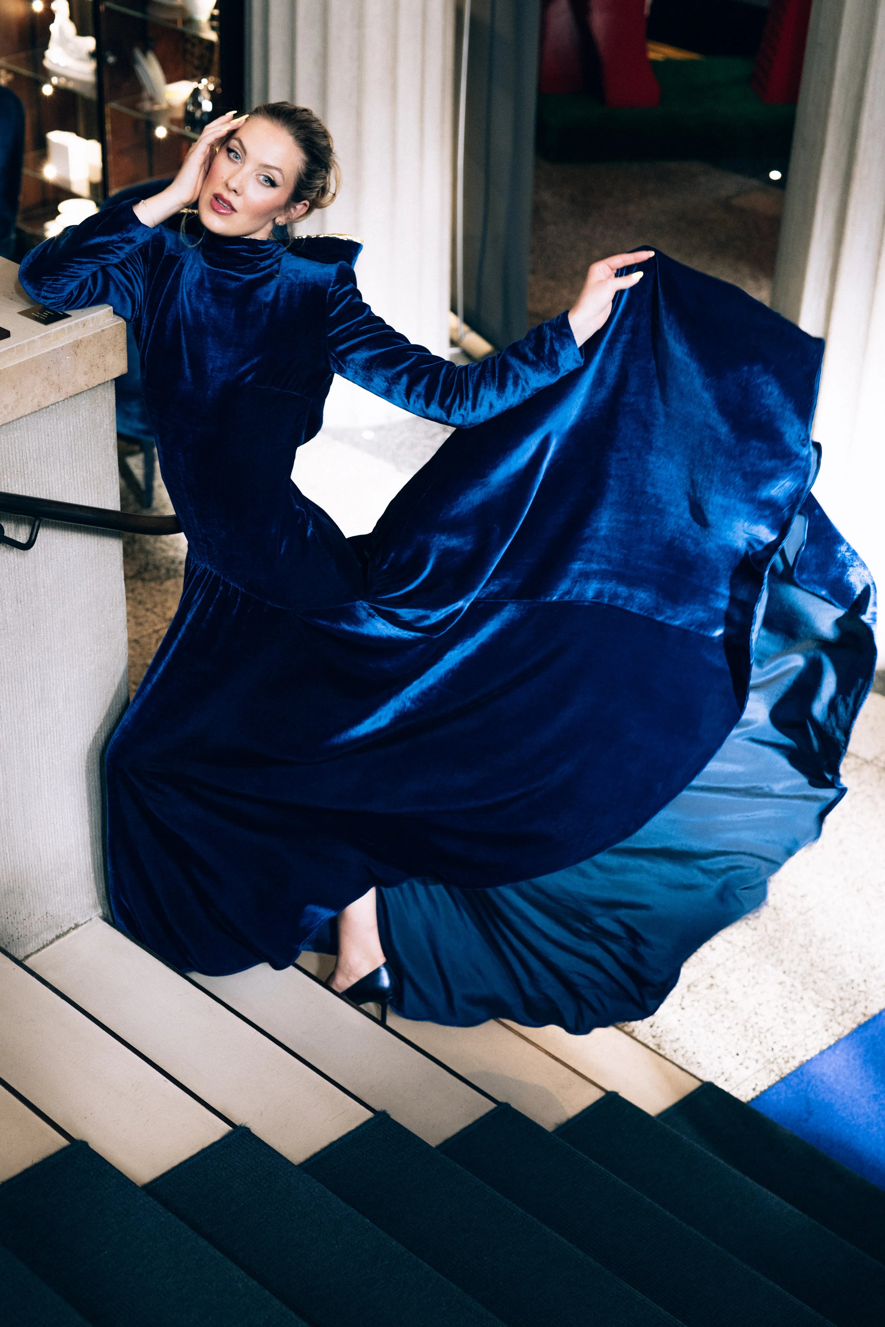 Maya Seyferth Abendkleid in Königsblau aus Samt, Vorderansicht mit Stehkragen und weitem Rock