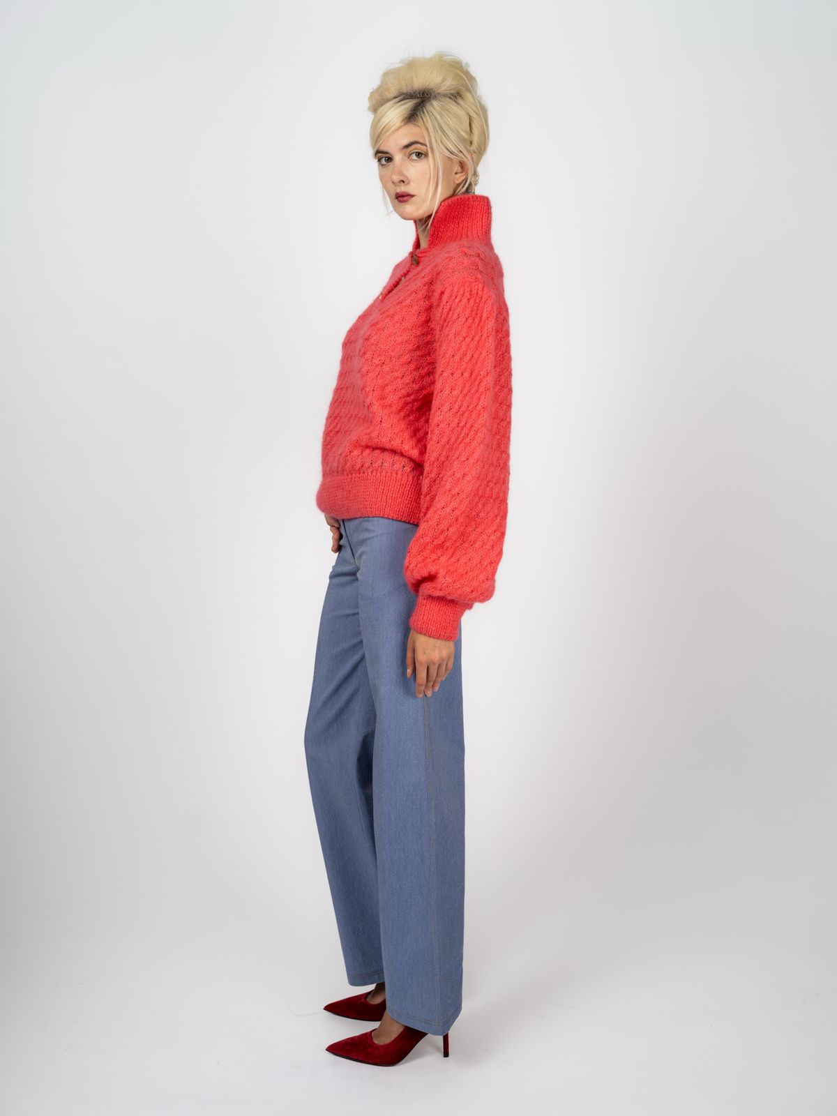 Handgestrickter Pullover aus Angora in Koralle mit Ajourmuster, Stehkragen und Knopfleiste von Maya Seyferth