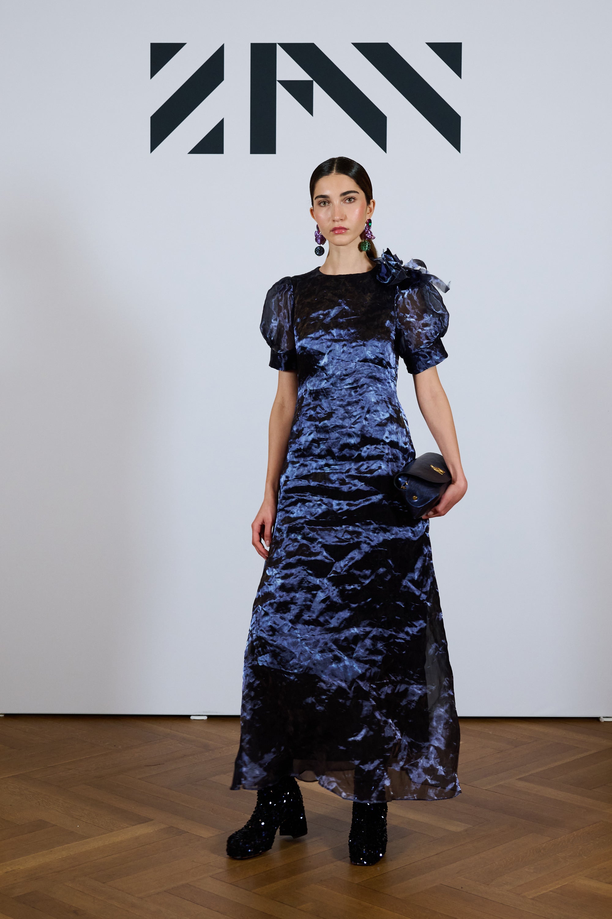 Abendkleid Nachtblau auf dem Runway der Zurich Fashion Week 2026