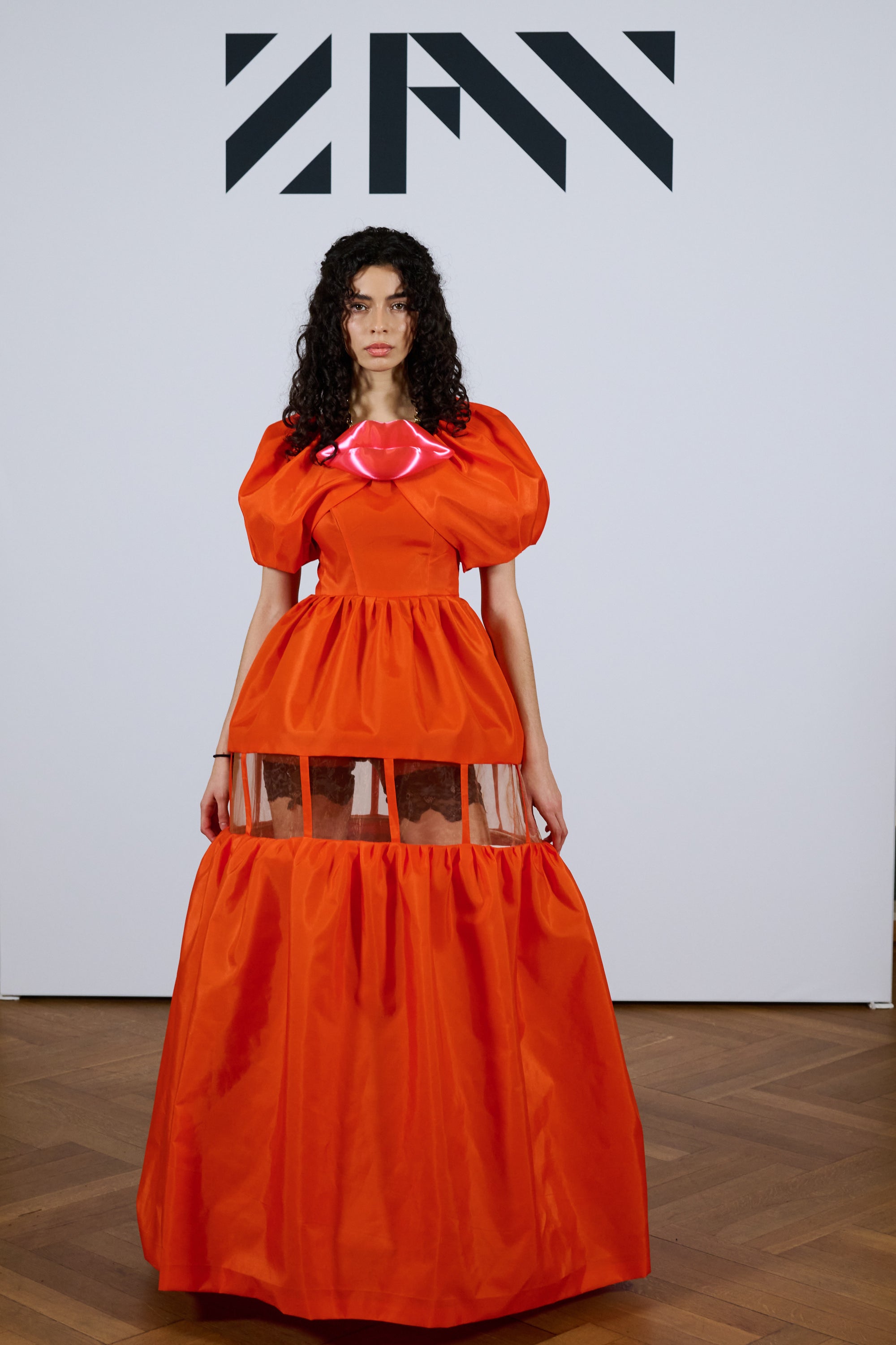 Abendkleid Orange auf dem Runway der Zurich Fashion Week 2026