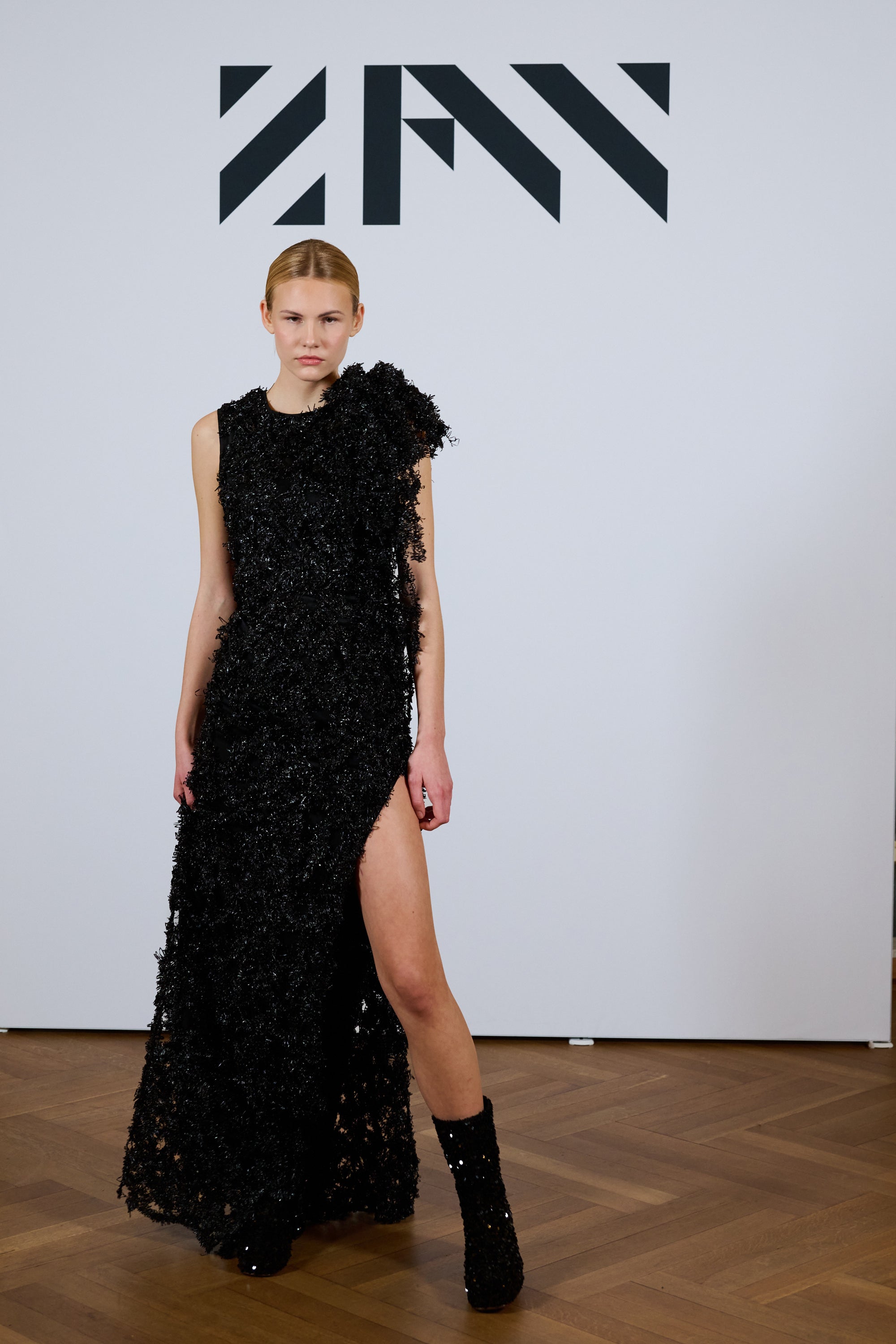 Abendkleid Schwarz auf dem Runway der Zurich Fashion Week 2026
