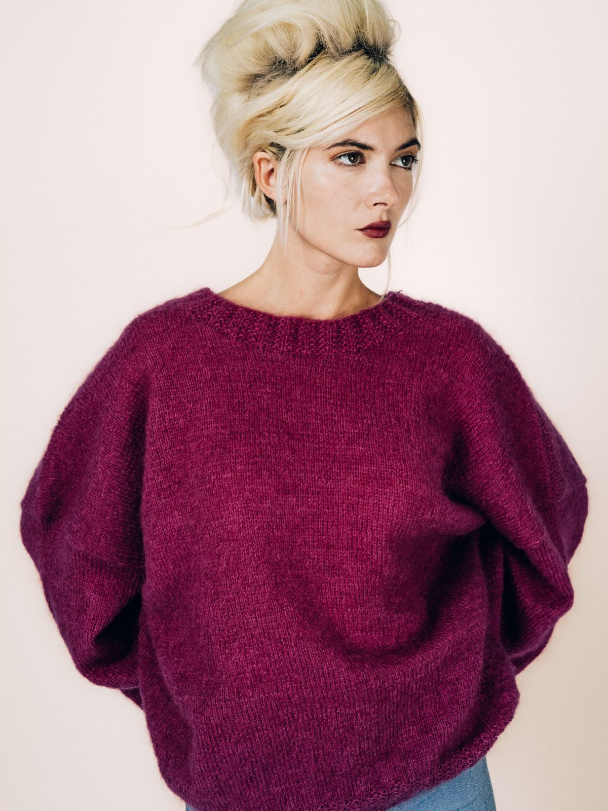 Handgestrickter Oversize-Pullover aus Angora in Beere mit Rundhals und Ballonärmeln von Maya Seyferth