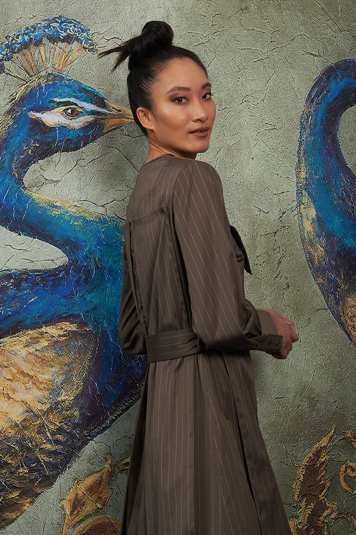 Braunes Kleid mit rosa Streifen