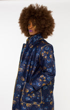 Lade das Bild in den Galerie-Viewer, Warme blaue Jacke mit Blumen
