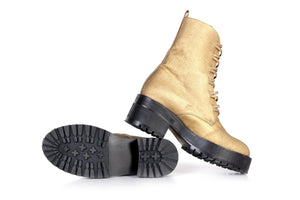 HandmadeBoots in gold mit Knöpfen und schwarzer Sohle