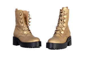 HandmadeBoots in gold mit Knöpfen und schwarzer Sohle