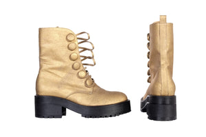 HandmadeBoots in gold mit Knöpfen und schwarzer Sohle