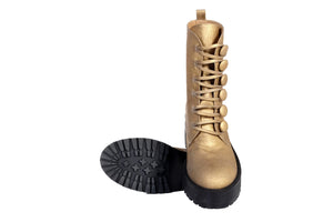 HandmadeBoots in gold mit Knöpfen und schwarzer Sohle