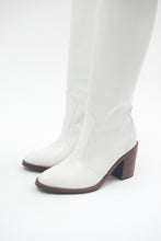 Lade das Bild in den Galerie-Viewer, White Handmade Boots