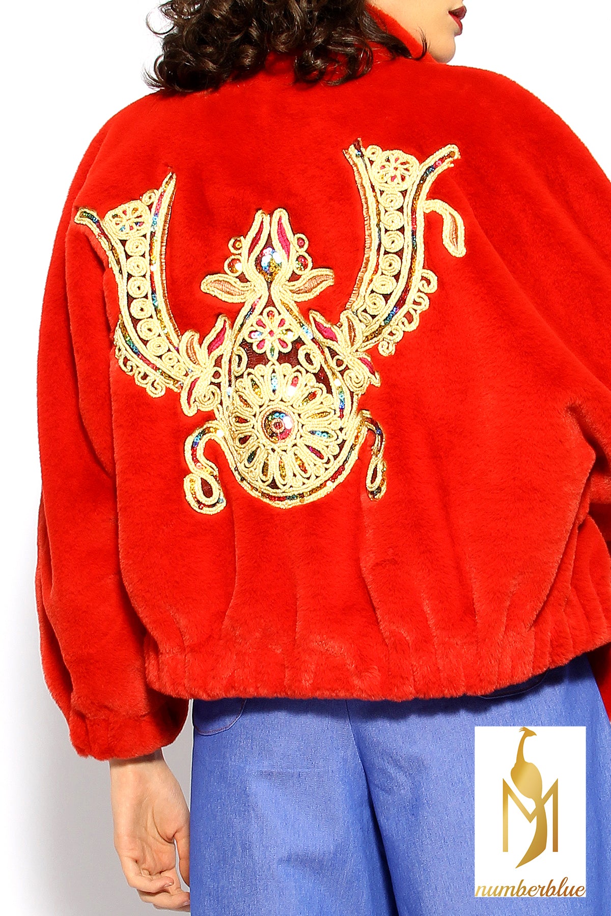 Rote Kunstpelzjacke