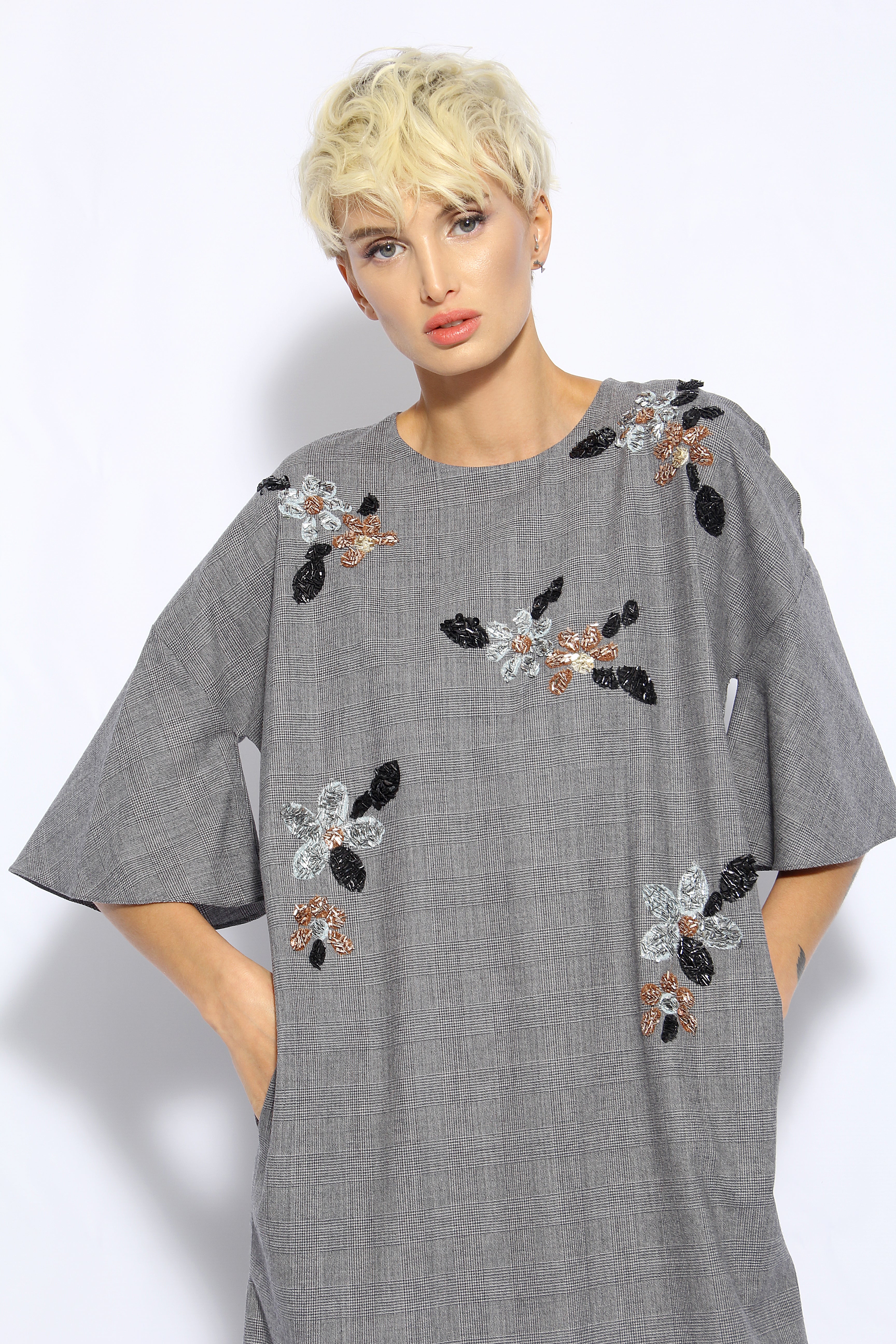 Kariertes Kleid mit Blumenmuster