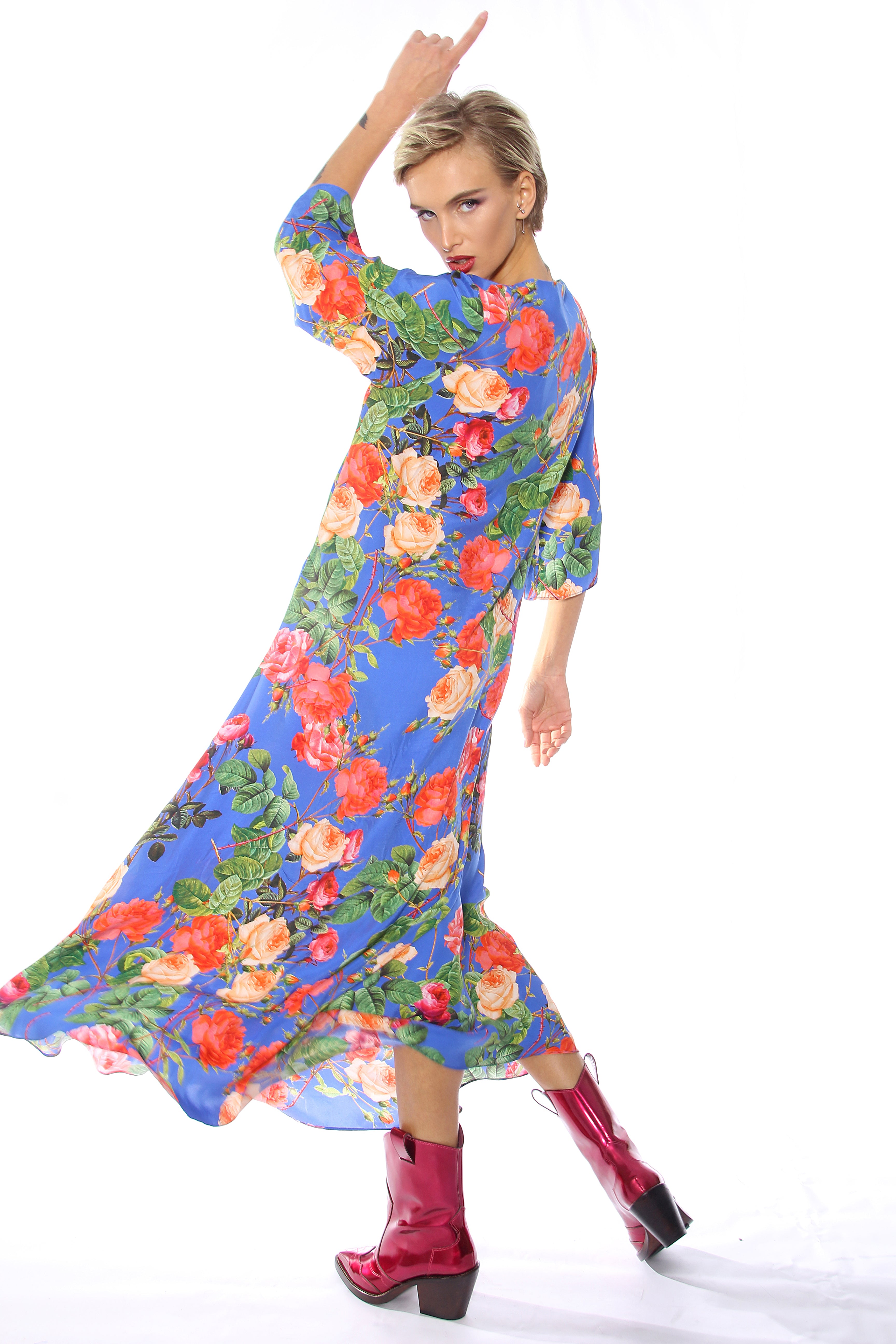 Blaues Kleid mit Blumen aus Seide