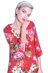 Rotes Kleid mit Blumen aus Seide