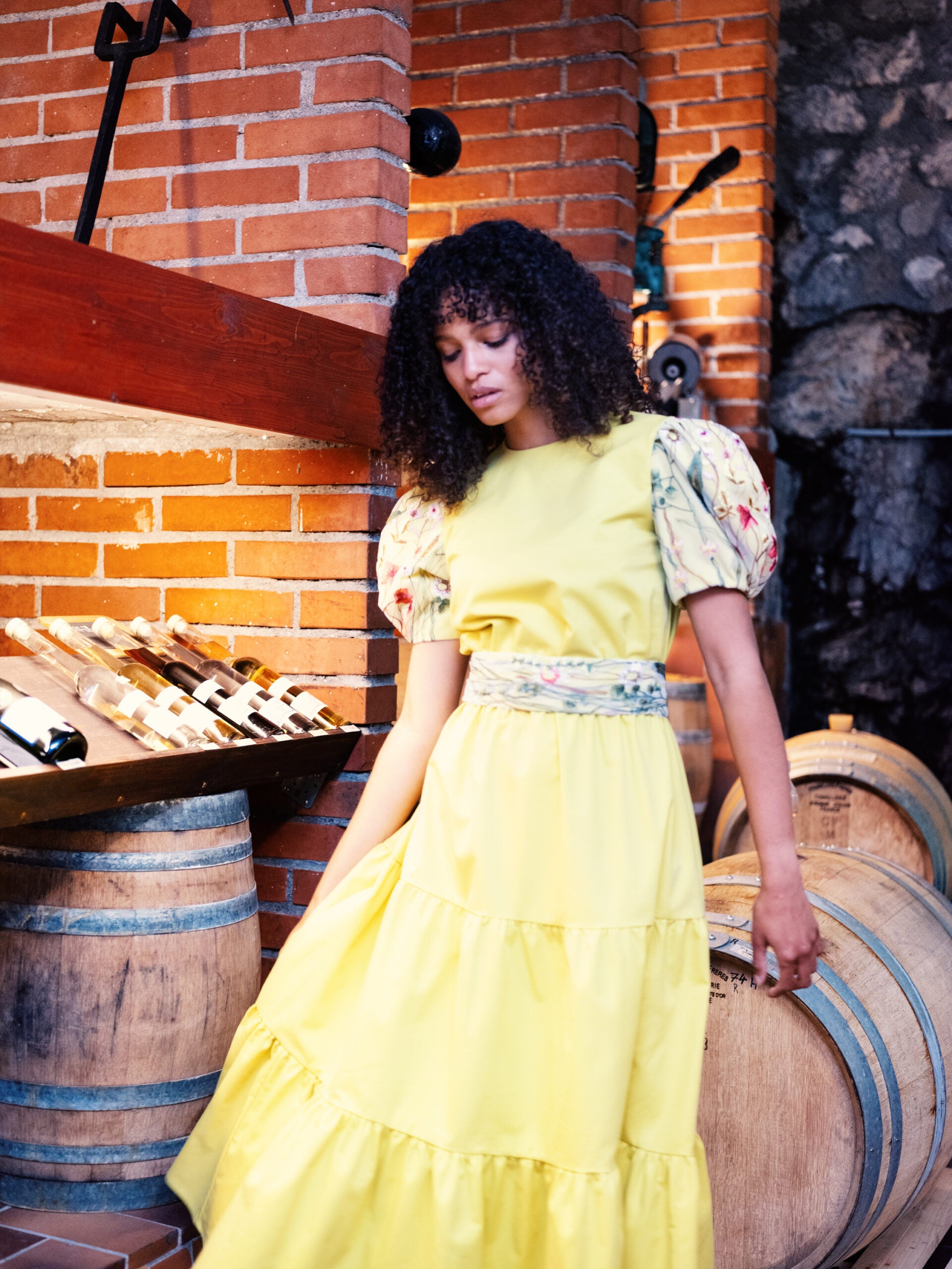 Gelbes Kleid mit Spitze