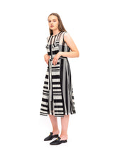 Lade das Bild in den Galerie-Viewer, Chic Silhouette Dress
