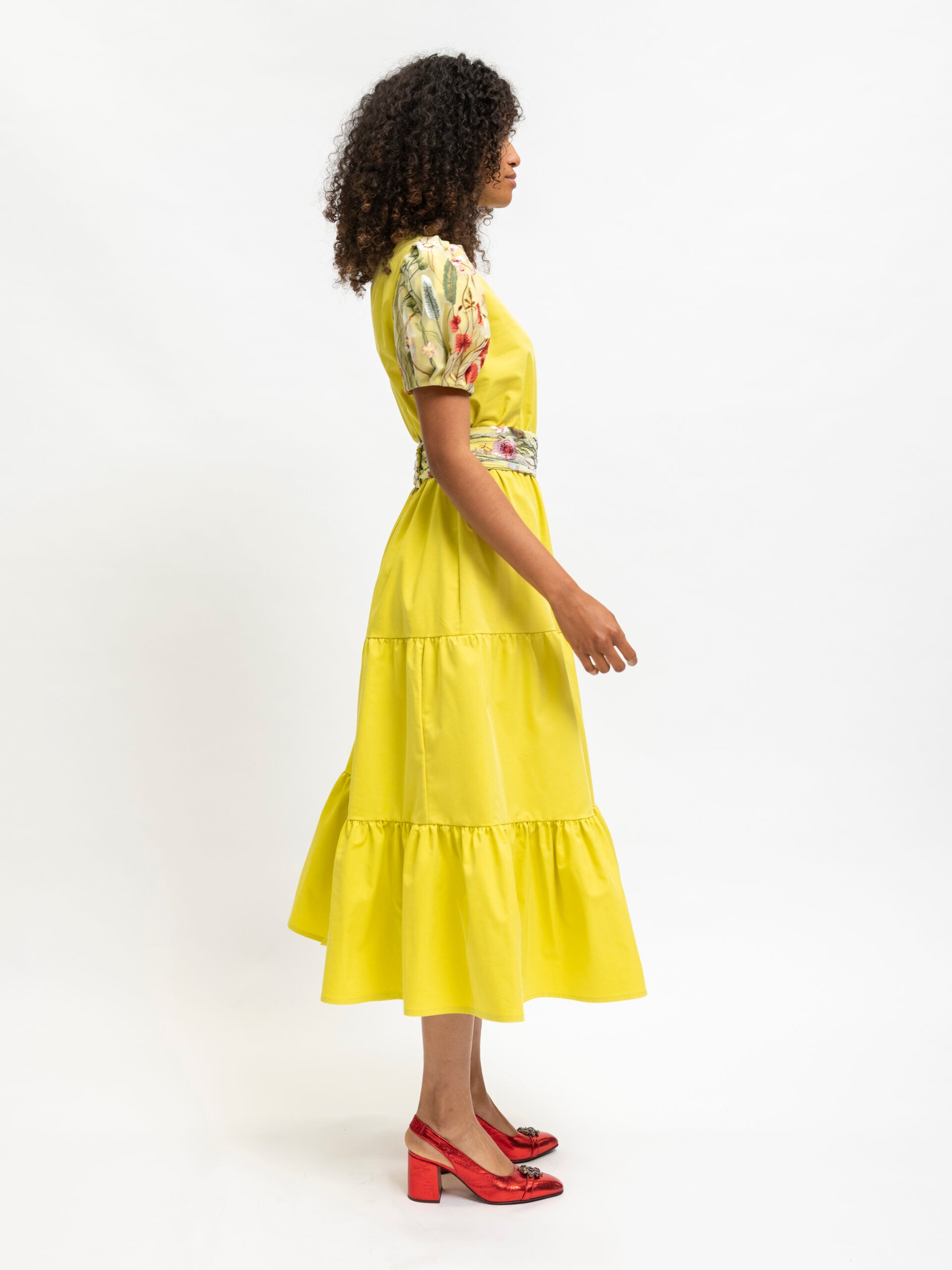 Gelbes Kleid mit Spitze