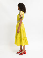 Lade das Bild in den Galerie-Viewer, Gelbes Kleid mit Spitze
